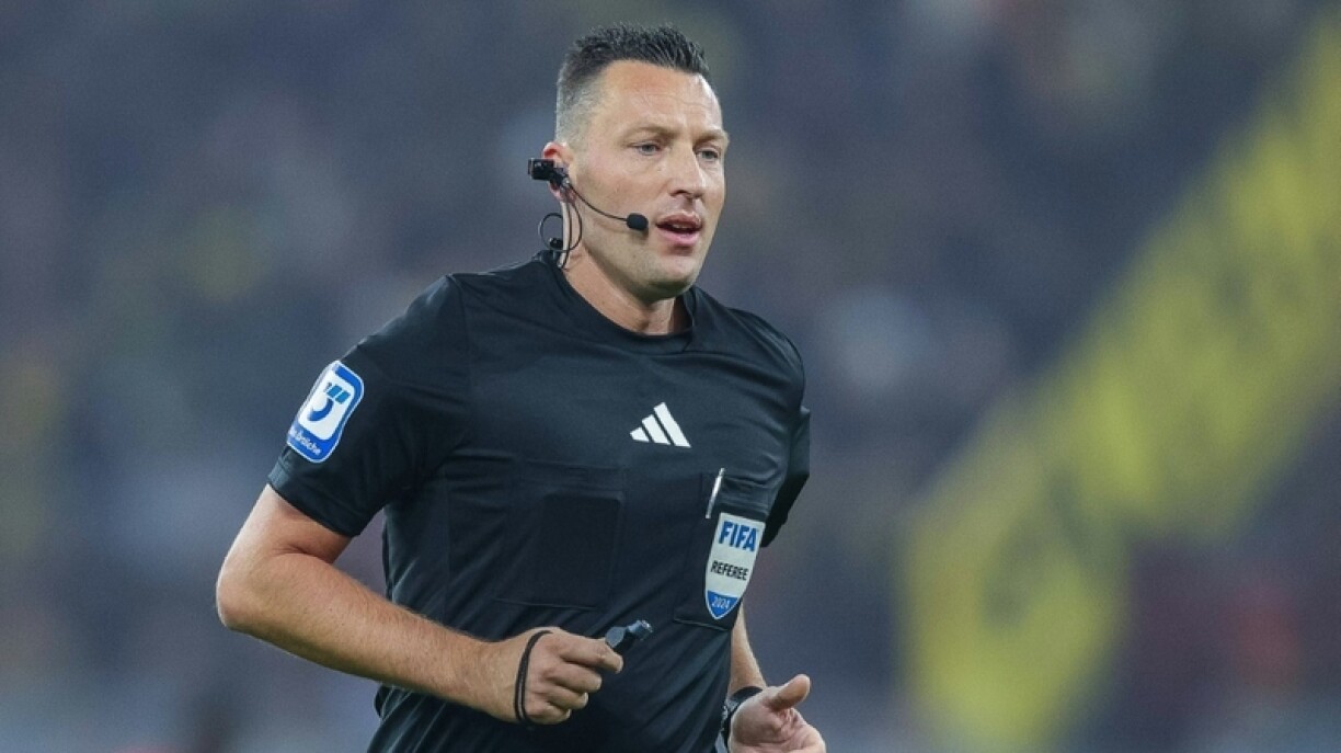 Den däitschen Arbitter Sven Jablonski mat engem Headset, dee bis ewell genotzt gouf, fir mat den aneren Arbitter um Terrain respektiv mam Video-Assistent ze kommunizéieren.