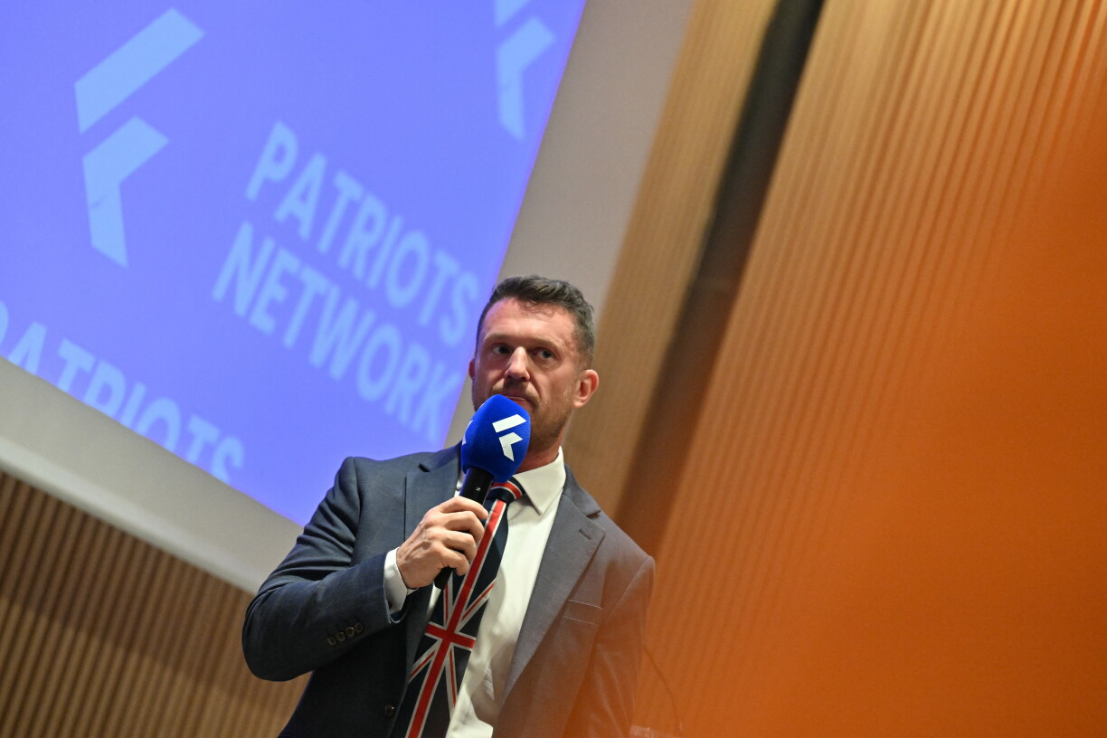 Den brittesche Rietsextremen Tommy Robinson op der "Patriots Network"-Konferenzu den 2. Mee 2026 zu Paräis.