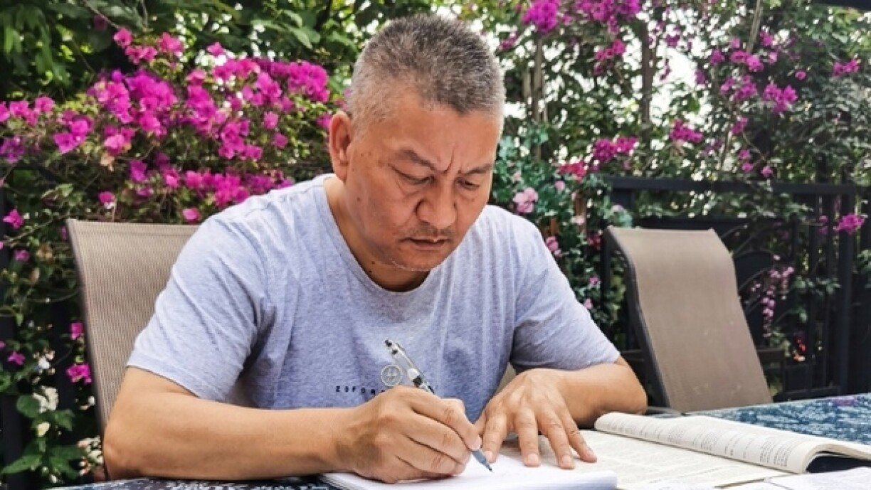 Le millionnaire Liang Shi, candidat pour la 27e fois au