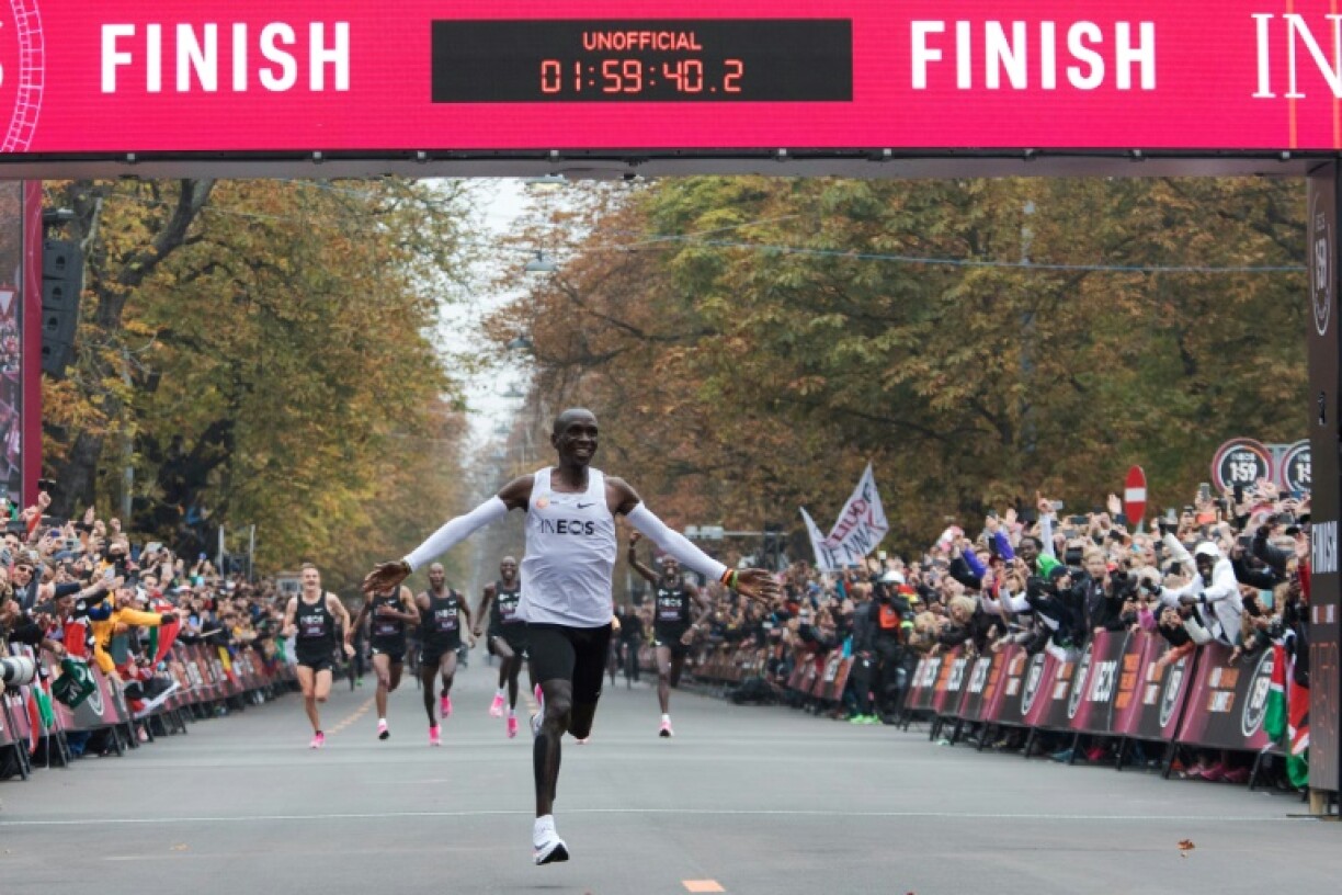 Eliud Kipchoge franchit la ligne d'arrivée lors de sa tentative réussie de devenir le premier homme à courir un marathon en moins de deux heures le 12 octobre à Vienne.