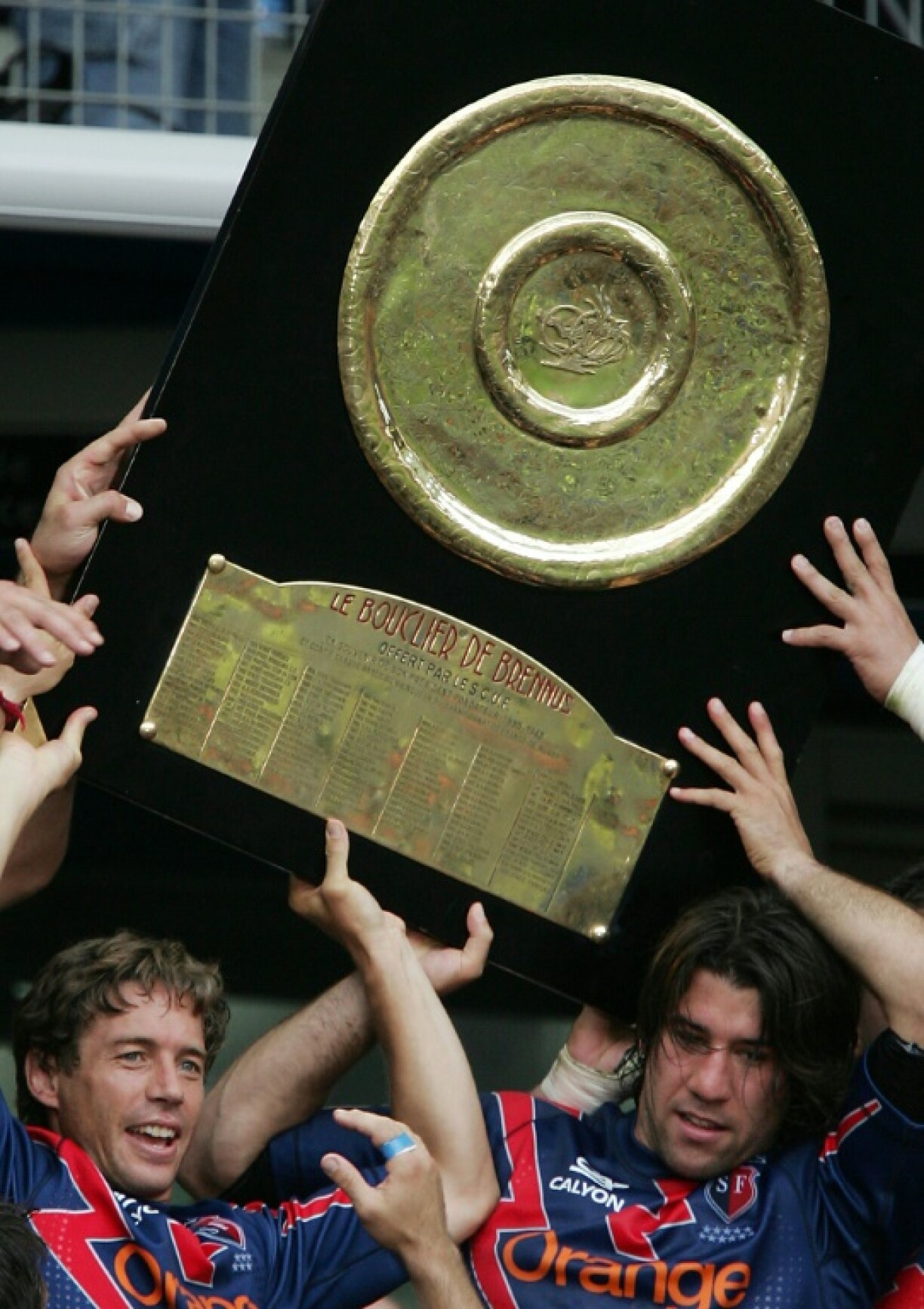 Diego Dominguez lifts the Top 14 trophy in 2004
