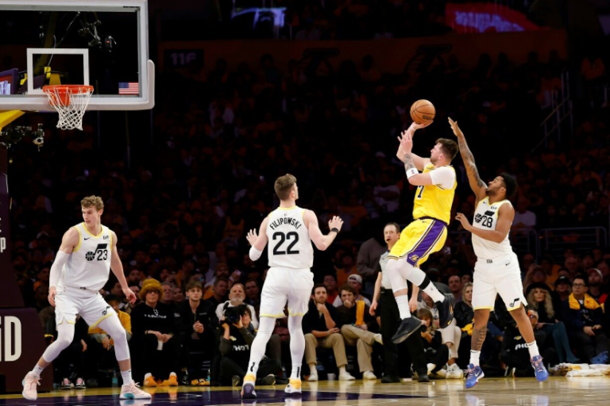 Luka Doncic prend le tir lors du match NBA des Lakers contre Utah, le 10 février 2025 à Los Angeles