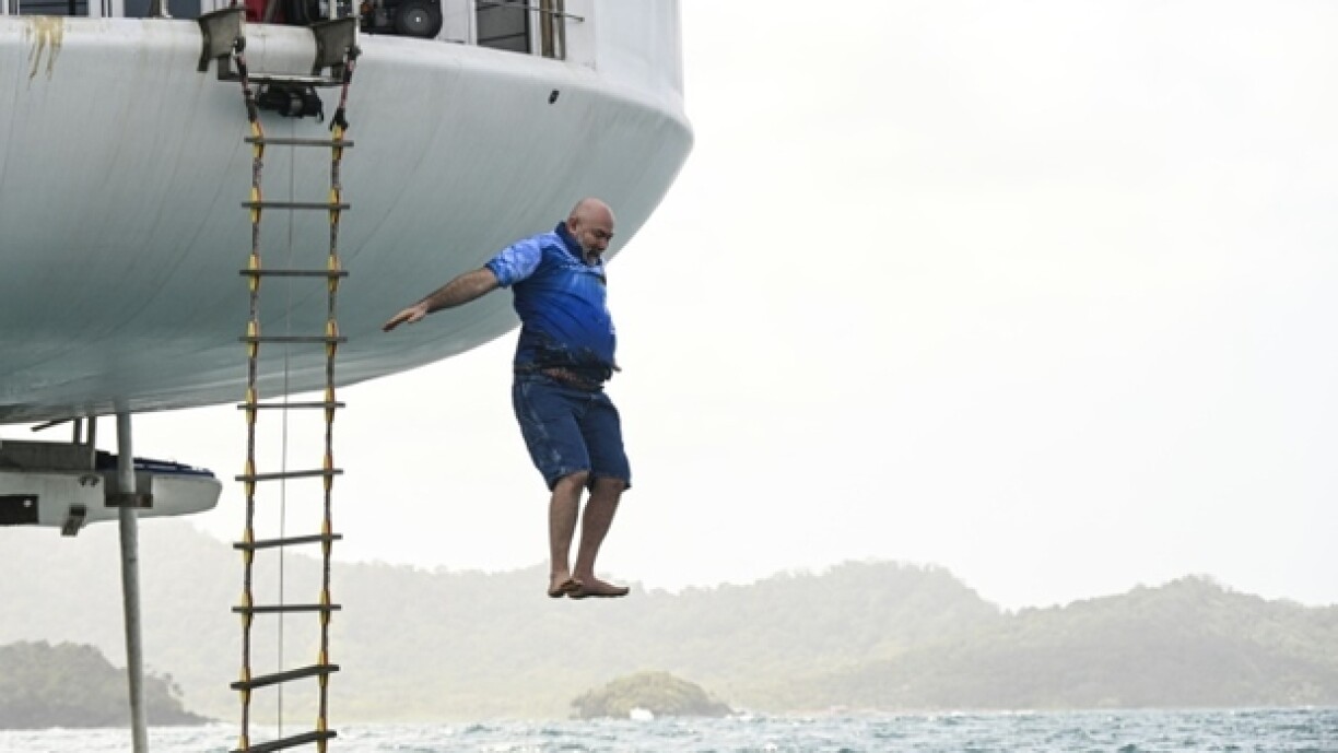 L'ingénieur allemand Rüdiger Koch, 59 ans, se jette à l'eau après avoir battu le record du monde Guinness de 120 jours sous l'eau, à Puerto Lindo, Colón, Panama, le 24 janvier 2025