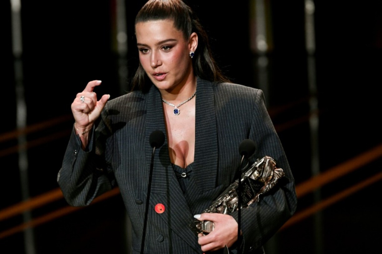 L'actrice Adèle Exarchopoulos reçoit le César de la meilleure actrice dans un second rôle, le 23 février 2024 au théâtre de l'Olympia, à Paris