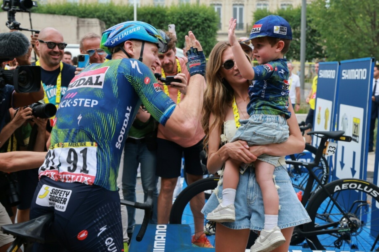 Le Belge Tim Merlier célèbre sa victoire sur la 12e étape du Tour de France avec son fils Jules et sa compagne, Cameron Vandenbroucke, le 16 juillet 2026 à Chalon-sur-Saône