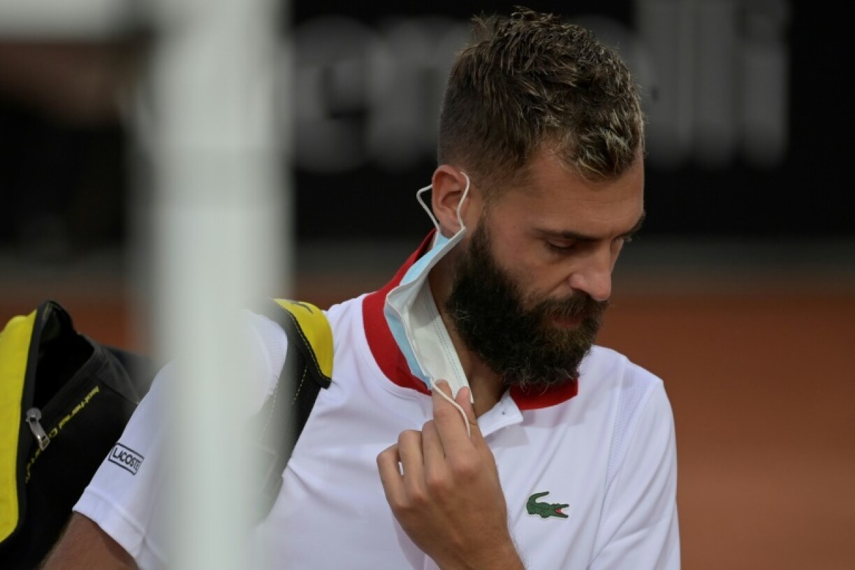 Le Français Benoît Paire quitte le court après sa défaite face à l'Italien Jannik Sinner, lors de l'Open d'Italie, le 14 septembre 2020 à Rome