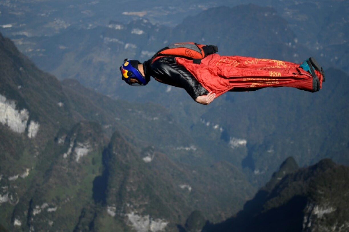 Le Chinois Zhang Shupeng en vol lors d'un saut en wingsuit du mont Tianmen, à Zhangjiajie en Chine, le 12 novembre 2020