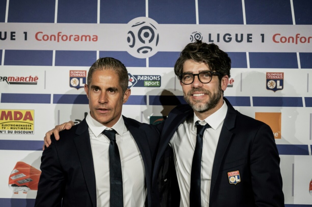 Le directeur sportif de l'Olympique lyonnais Juninho, pose à côté de son compatriote et nouvel entraîneur, Sylvinho, lors d'une conférence de presse, le 28 mai 2019 au Groupama Stadium à Décines-Charpieu
