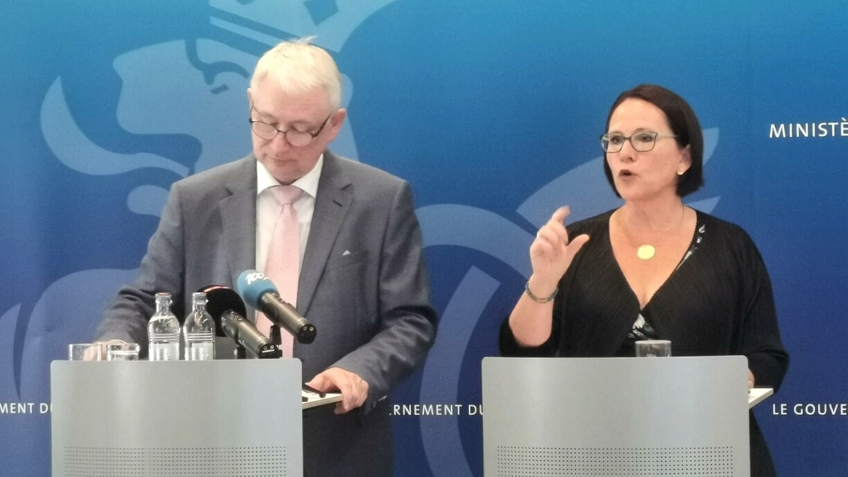 La ministre des Finances luxembourgeoise, Yuriko Backes, et le secrétaire de l'Horesca, François Koepp, ont présenté ce vendredi 9 juin 2023 le nouveau format des chèques repas.