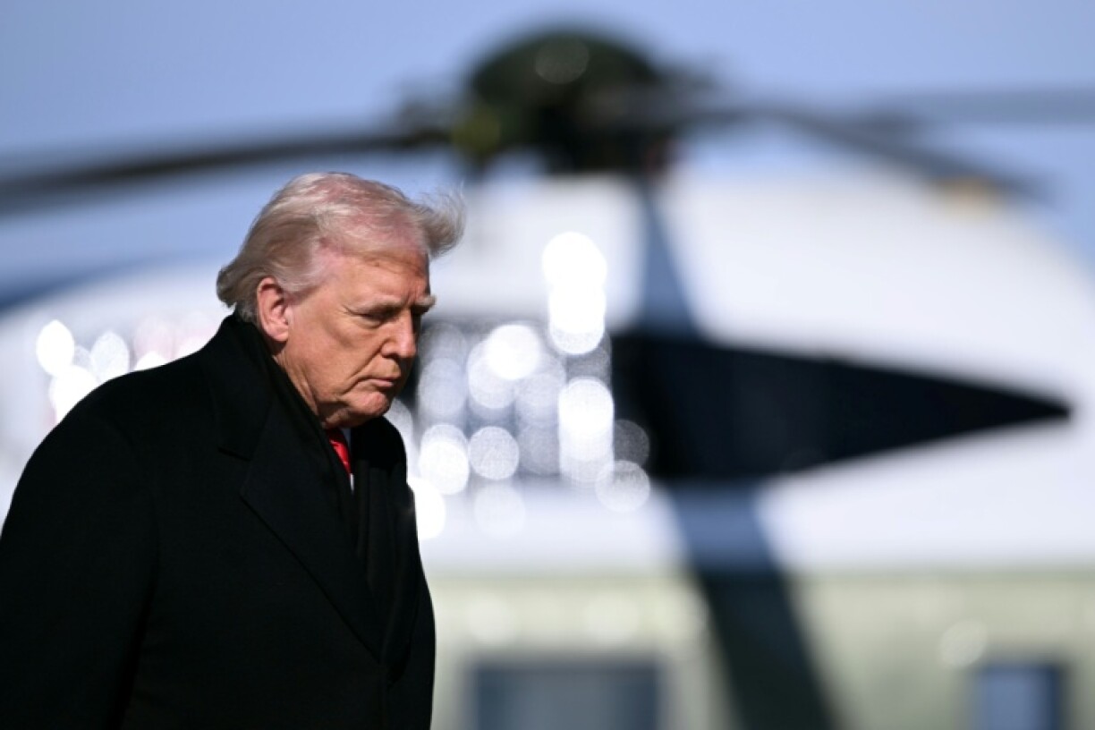 Le président américain s'apprêtant à embarquer pour un déplacement dans l'Iowa le 27 janvier 2026