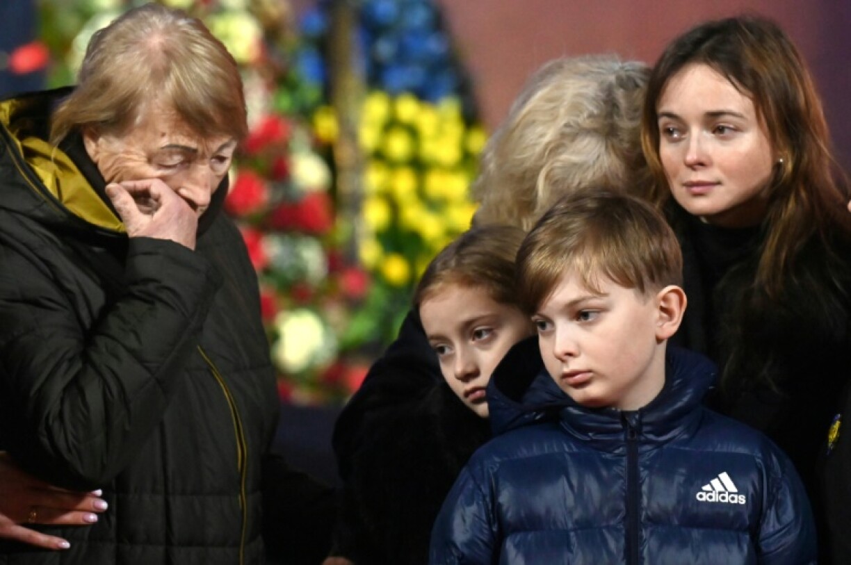 Des proches des victimes aux funérailles du ministre de l'Intérieur ukrainien Denys Monastyrsky et de ses collègues à Kiev le 21 janvier 2023