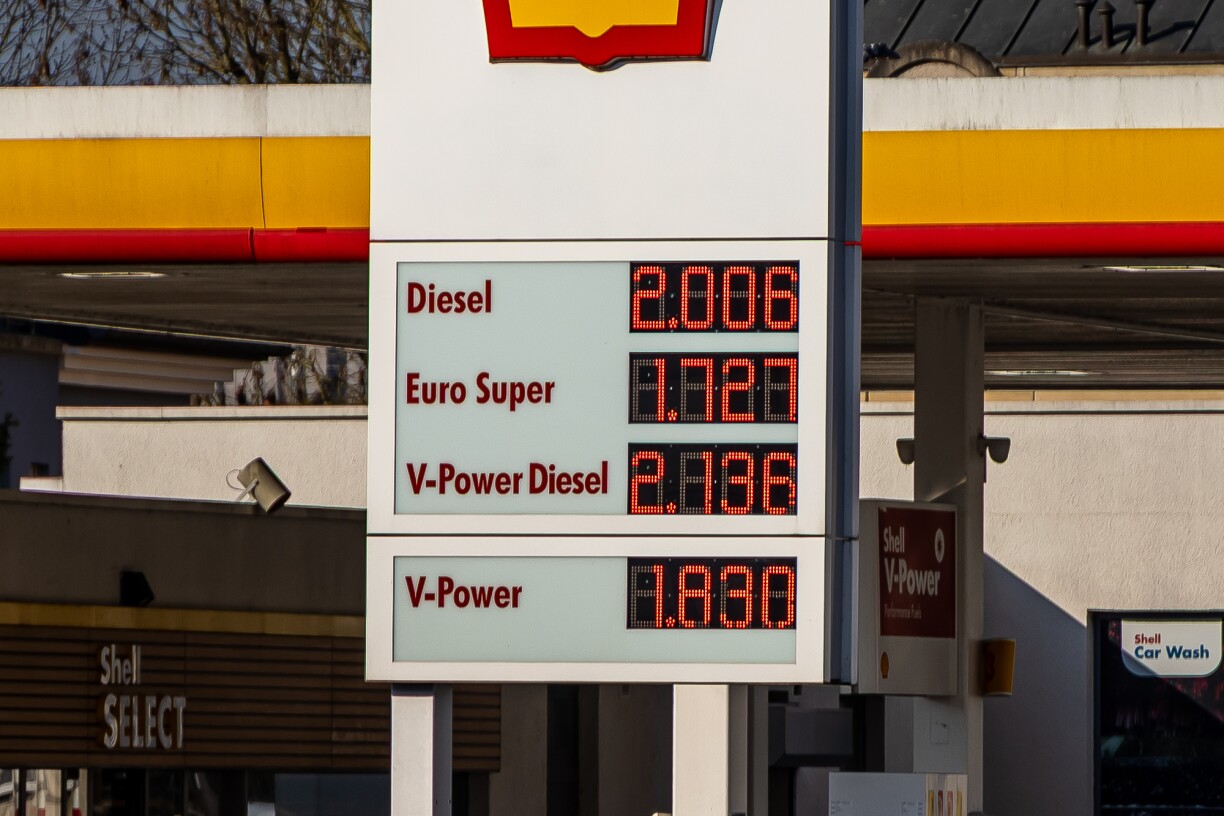 D'Bensinspräisser op enger Tankstell vum 20. Mäerz 2026.