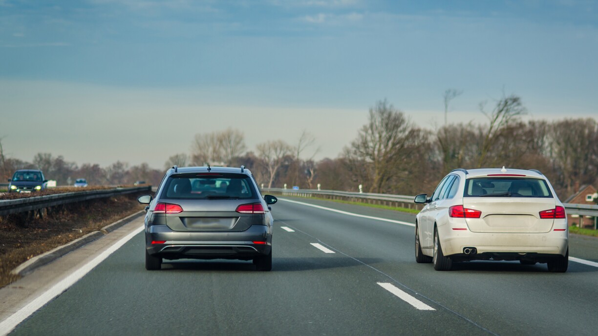 Doubler par la droite n'est pas une meilleure idée, d'ailleurs c'est encore plus lourdement sanctionné !