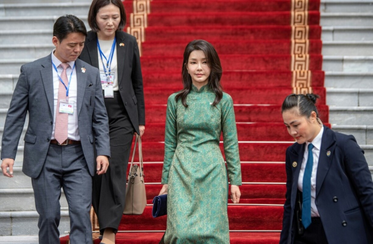 L'épouse du président sud-coréen Kim Keon-hee (au centre), vêtue d'une robe traditionnelle vietnamienne, descend les escaliers du palais présidentiel à Hanoï, le 23 juin 2023