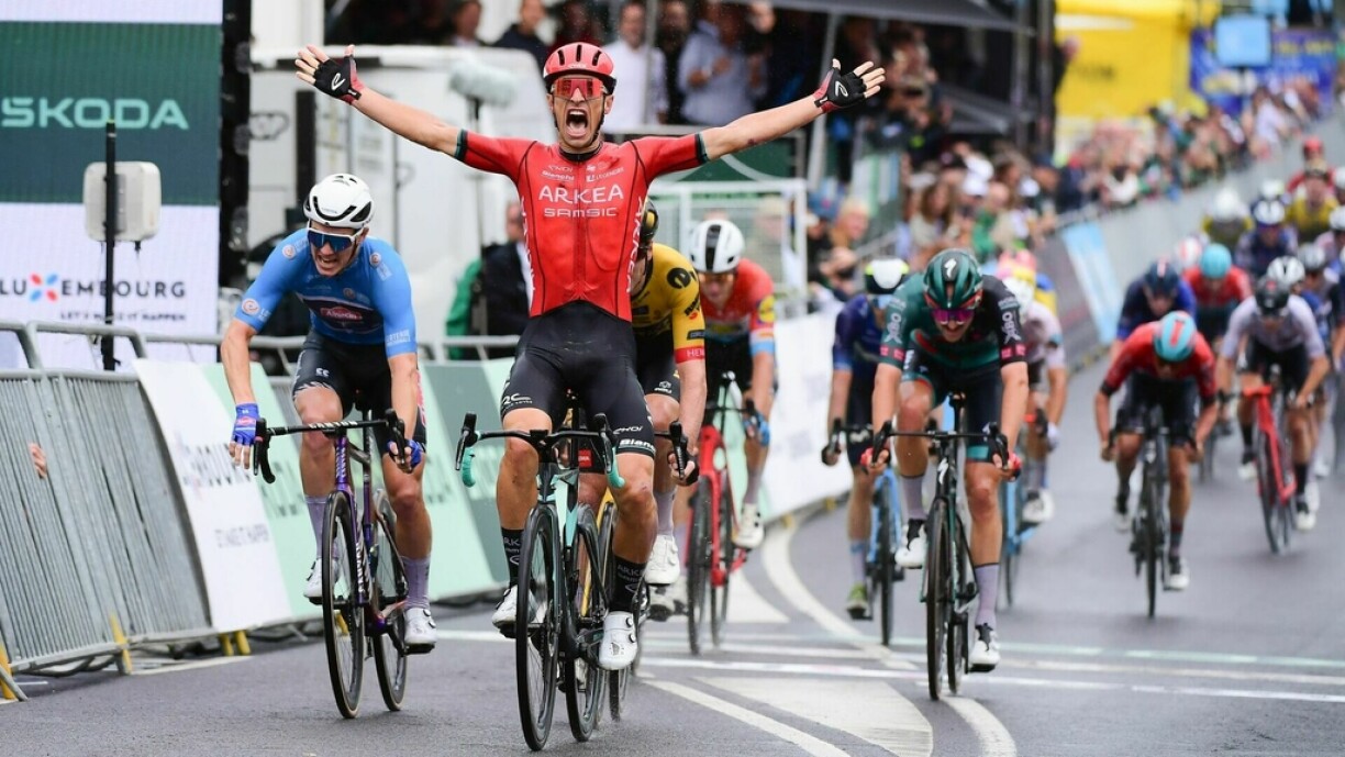 Jenthe Biermans hurle sa joie en passant la ligne d’arrivée à Mamer. Le coureur belge d’Arkéa a signé sa seconde victoire de la saison.