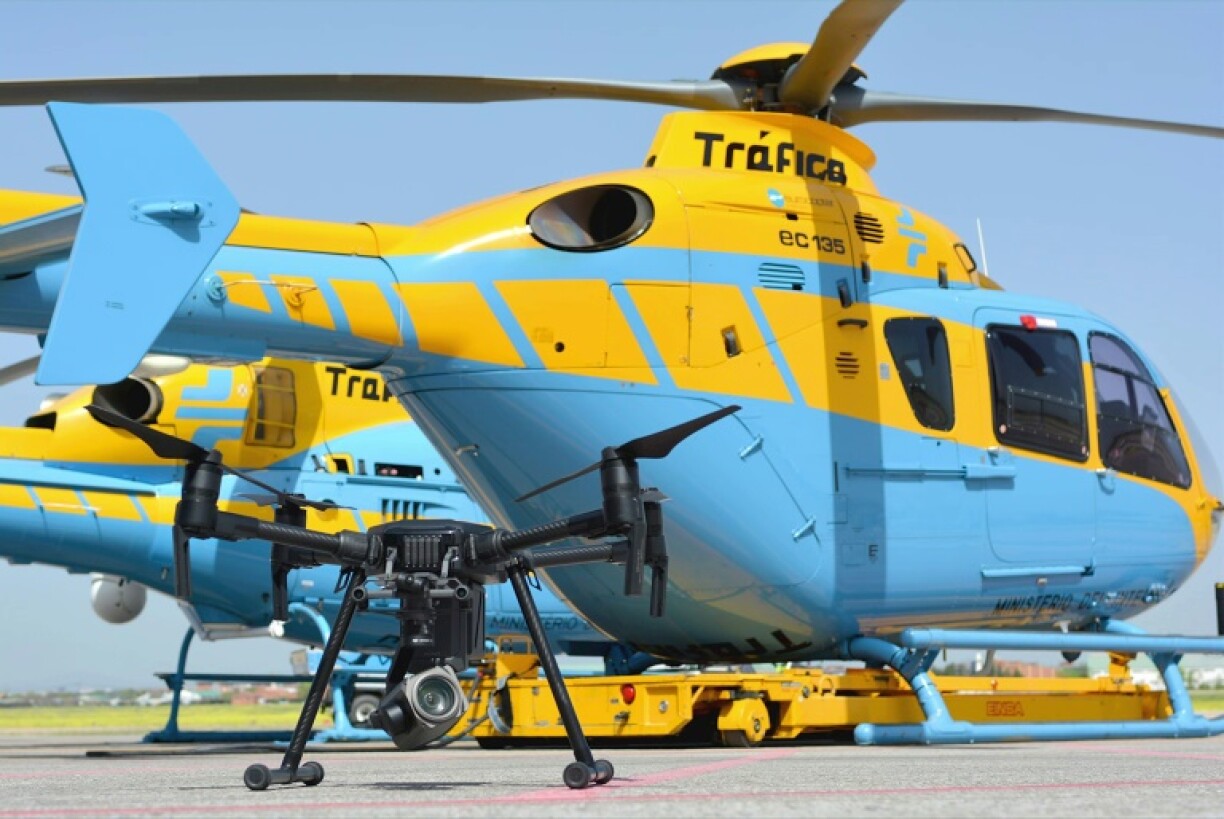 Photographie non datée et non localisée, diffusée le 1er août 2019 par la Direction générale de la circulation en Espagne, montrant un drone aux côtés d'hélicoptères de surveillance du trafic automobile
