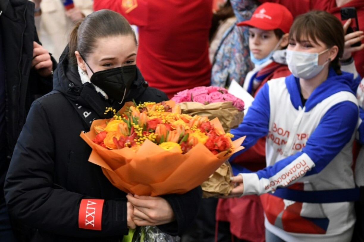 La patineuse russe Kamila Valieva (g) accueillie avec ferveur lors de son retour de Chine, dans un aéroport de Moscou, le 18 février 2022