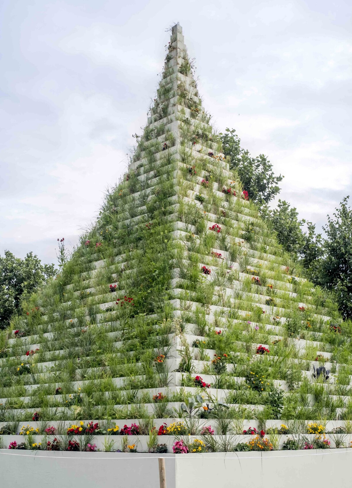 « Agnes Denes, ‘The Living Pyramid’, 2015. Documenta 14, Cassel, Allemagne @ Agnes Denes, Courtesy Leslie Tonkonow Artworks + Projects. Photo: Matthias Voeltzke »