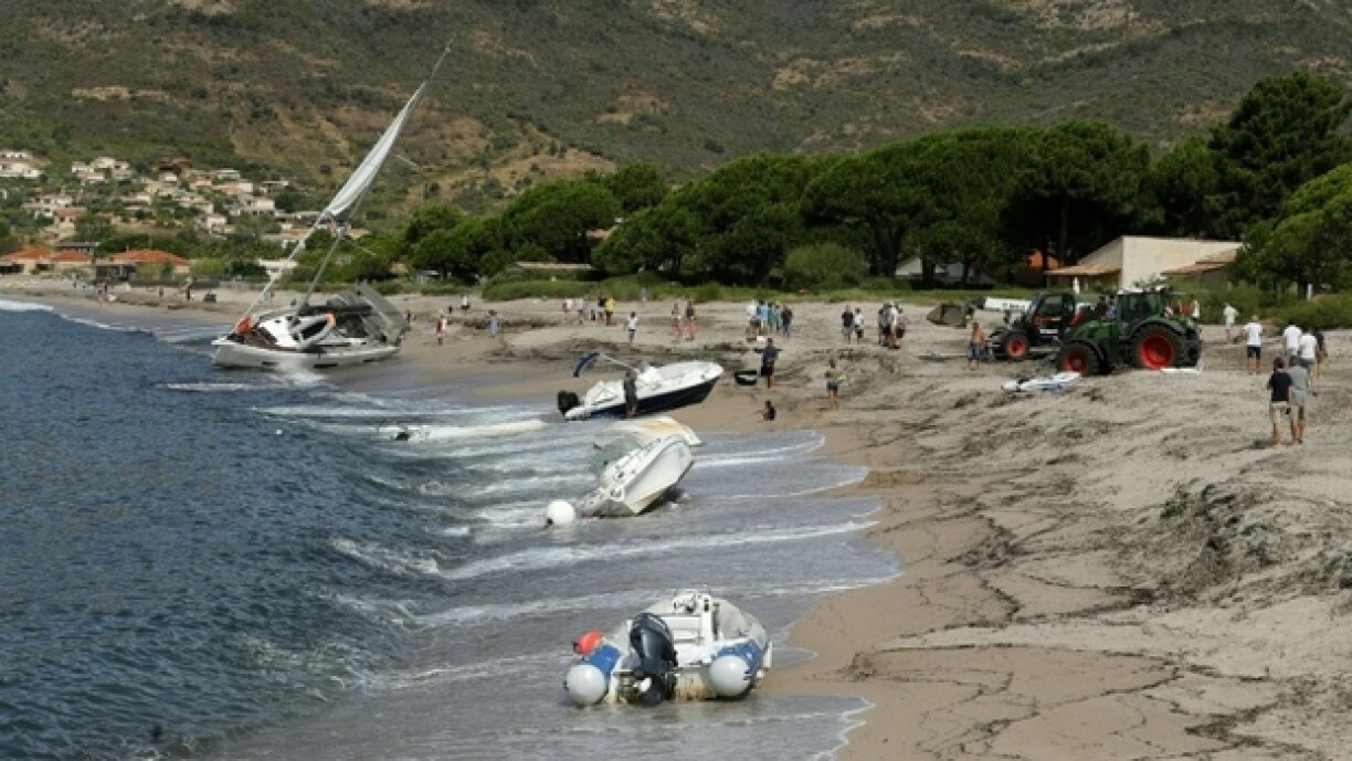 Des bateaux sont échoués sur la plage de Sagone à Coggia, après les violents orages qui ont fait trois morts en Corse, le 18 août 2022