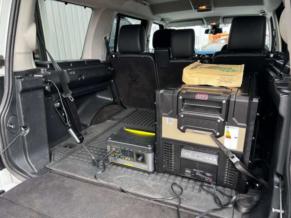 De gauche à droite: la batterie externe connectée à une prise dans le coffre de la voiture et le frigo portable avec une autonomie de 12 à 14 heures sans être branché