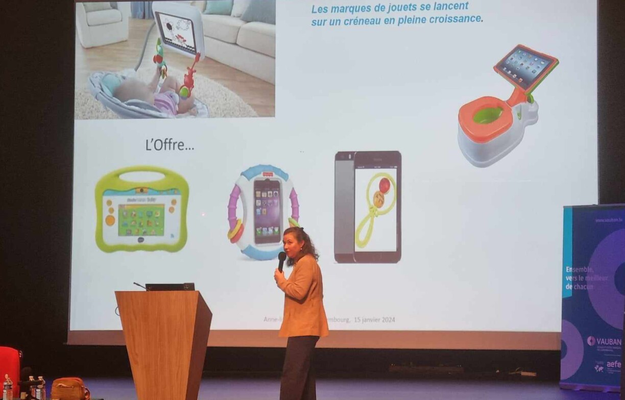 Behind Dr Ducanda are some edifying examples of digital toys designed for toddlers: tablets, rattles for smartphones... and even a potty with a screen.