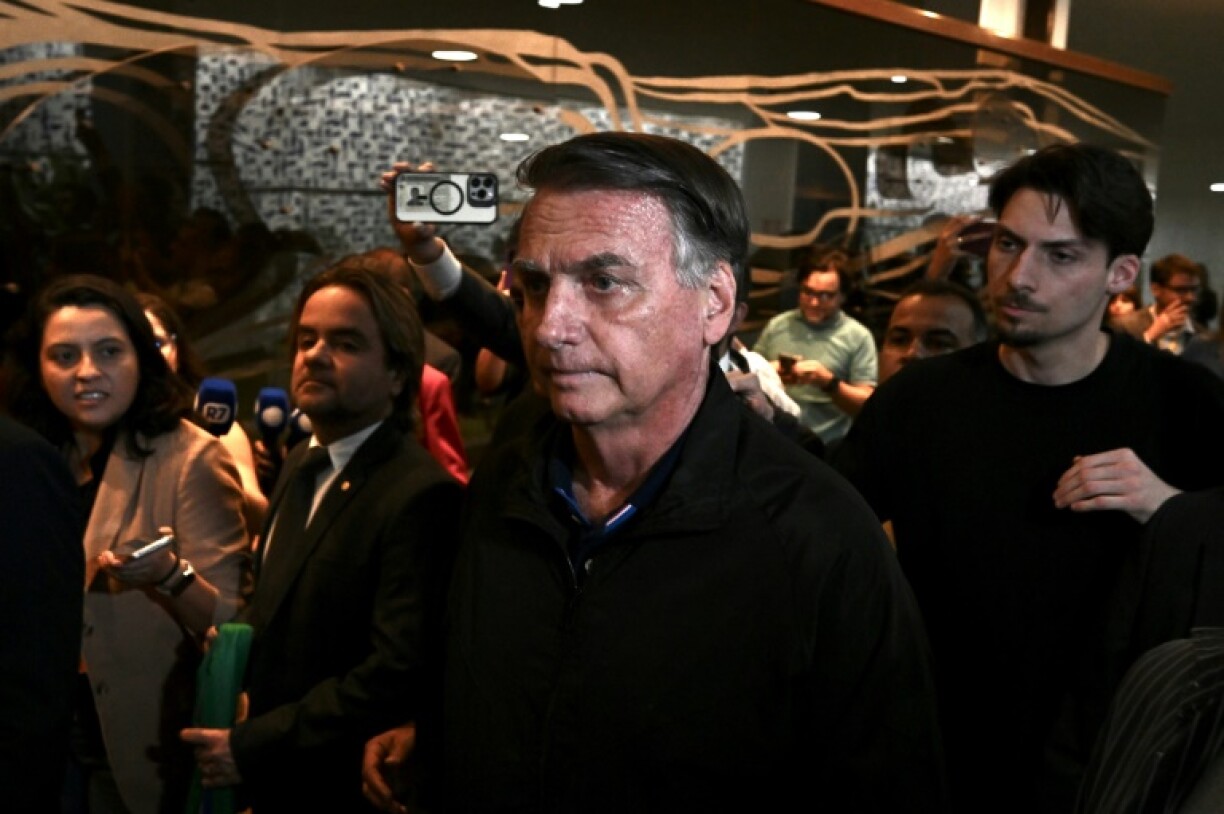 Former Brazilian president Jair Bolsonaro (C) made the speech at Congress, but did not post it from his own social media accounts