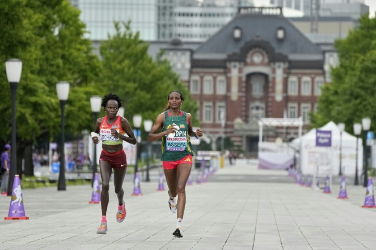 Ethiopia's Tigst Assefa (R) and Kenya's Peres Jepchirchir in the women's marathon