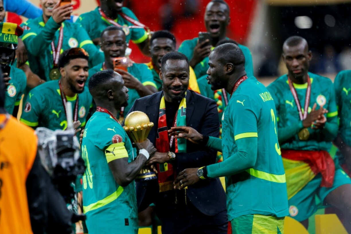 L'entraîneur sénégalais Pape Thiaw, entouré par Sadio Mané et Kalidou Koulibaly, après le sacre sur le terrain du Sénégal face au Maroc en finale de la CAN 2025, le 18 janvier 2026 à Rabat