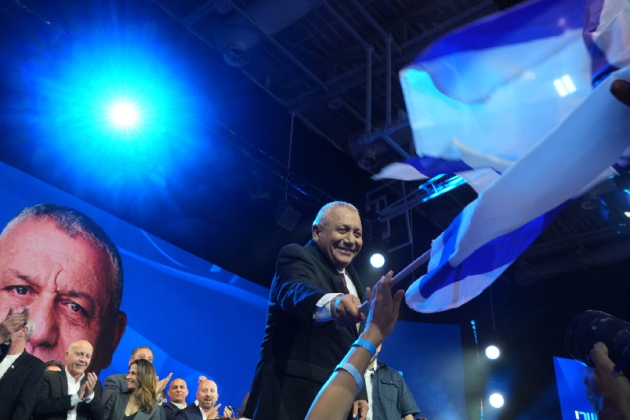 Gadi Eisenkot brandit un drapeau israélien, le 28 octobre 2026 à Tel-Aviv en Israël