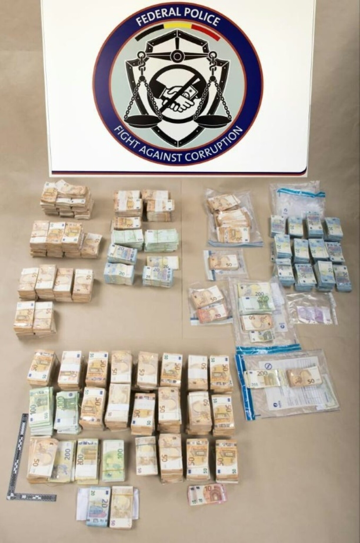 Photo diffusée le 13 décembre 2022 par la police belge montrant des liasses de billets saisies chez l'ex-eurodéputé italien Pier Antonio Panzeri ainsi que chez l'euro-députée grecque Eva Kaili et dans la chambre d'hôtel de son père