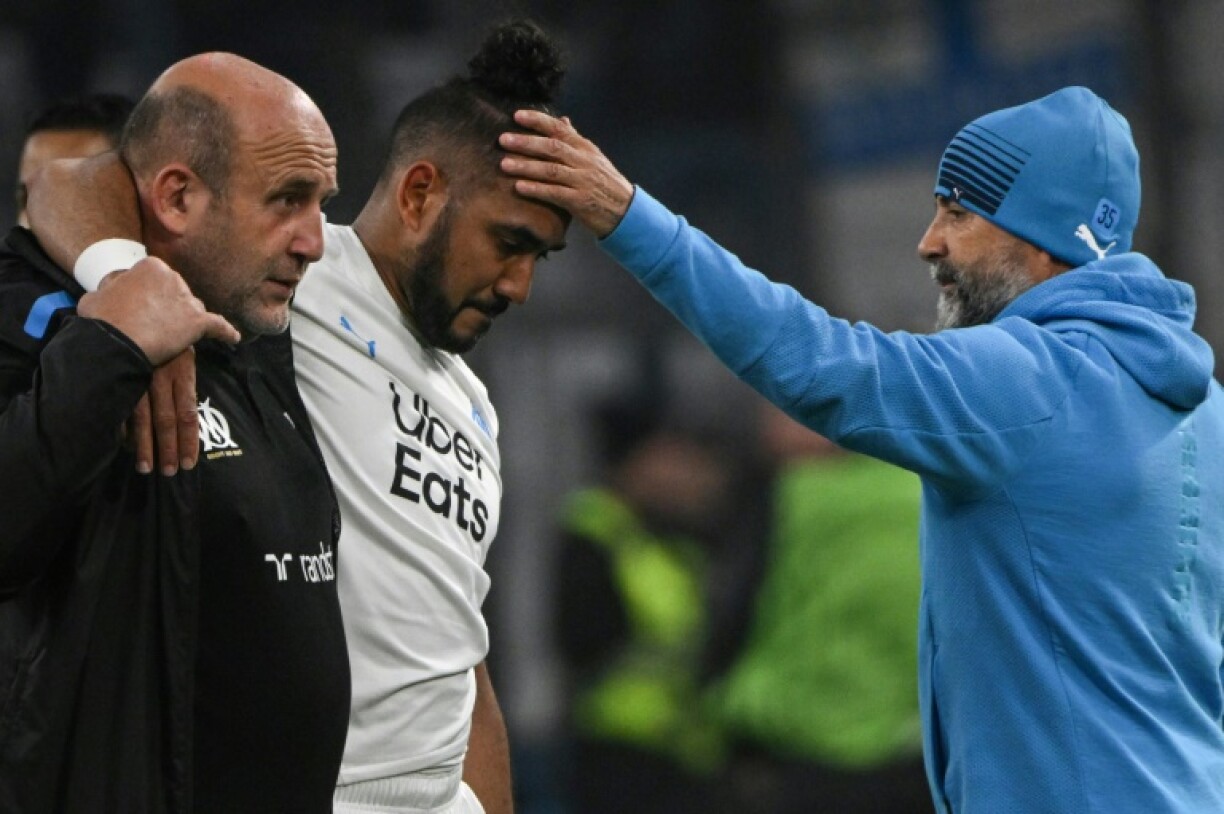 Dimitri Payet (C) sort sur blessure au cours du match de Marseille contre le Feyenoord eu Ligue Europa Conférence, encouragé par son entraîneur Jorge Sampaoli le 5 mai 2022 au Stade Vélodrome