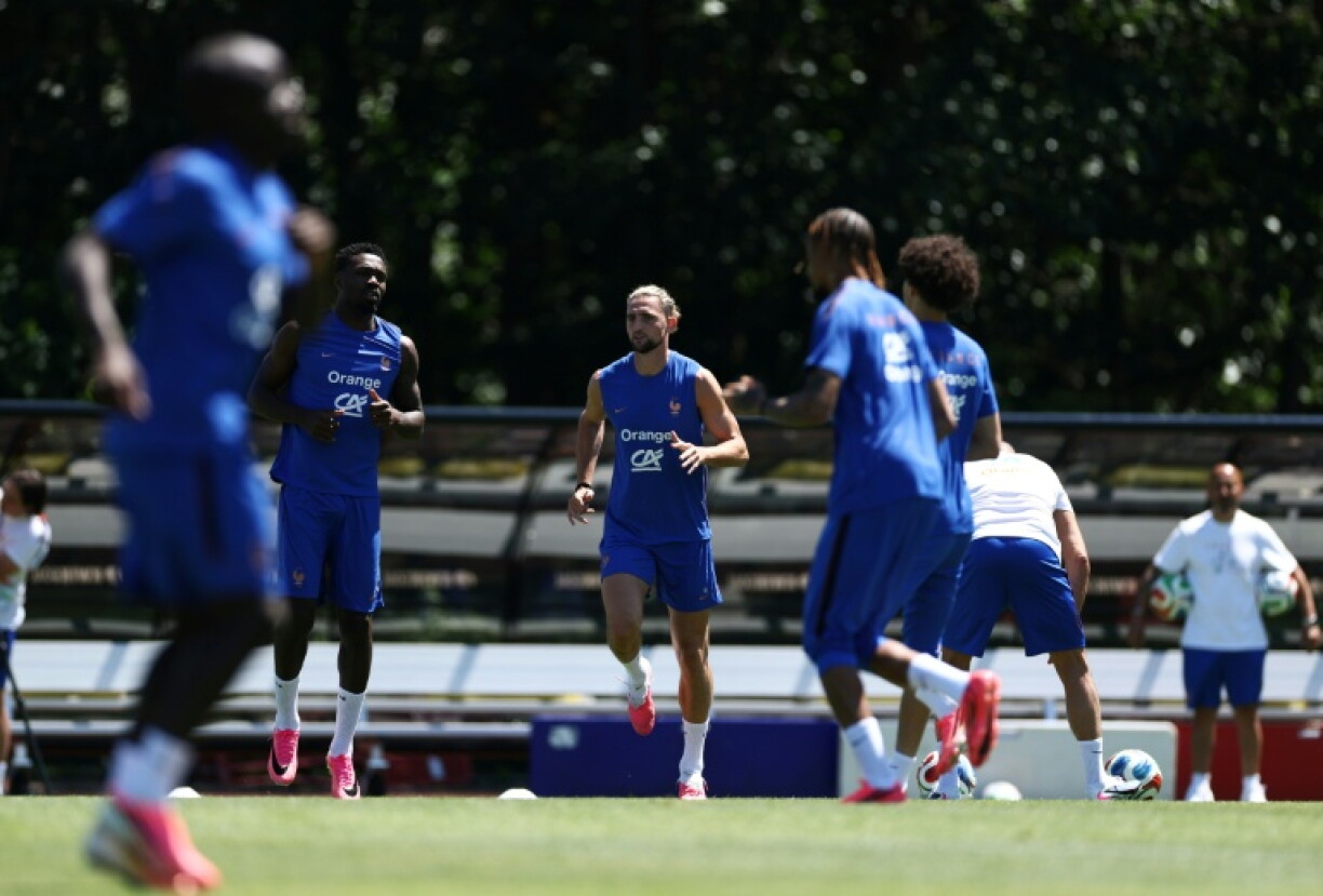 Un des membres du double pivot des Bleus Adrien Rabiot (au centre) à l'entraînement au camp de base de Bentley, le 14 juin 2026