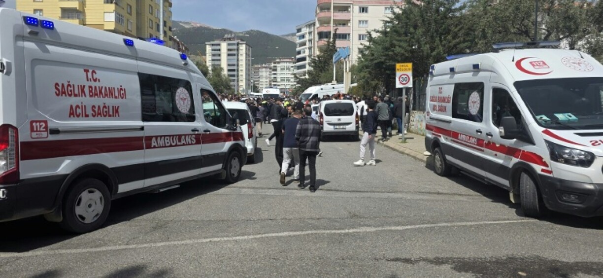 Photo diffusée le 15 avril 2026 par l'agence de presse turque DHA (Demiroren News Agency) montrant ambulances à Kahramanmaraş, dans le sud de la Turquie, après des tirs dans une école