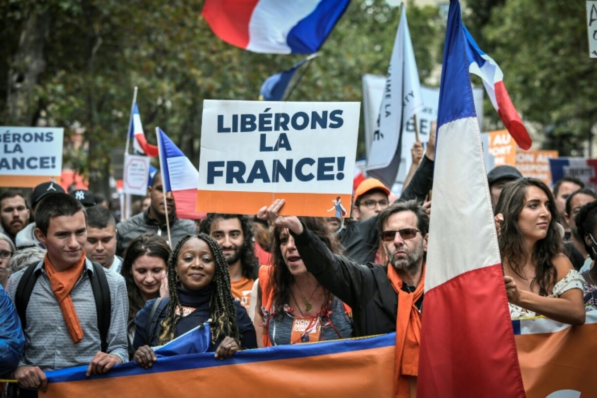 Des manifestants contre les mesures sanitaires, à Paris.