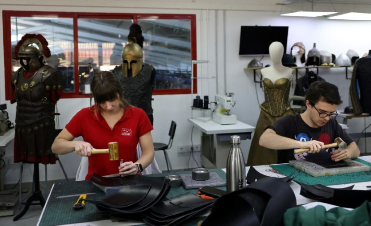 Des employés travaillent dans les entrepôts de la société Peris Costumes, le 26 septembre 2022 à Algete, au nord de Madrid