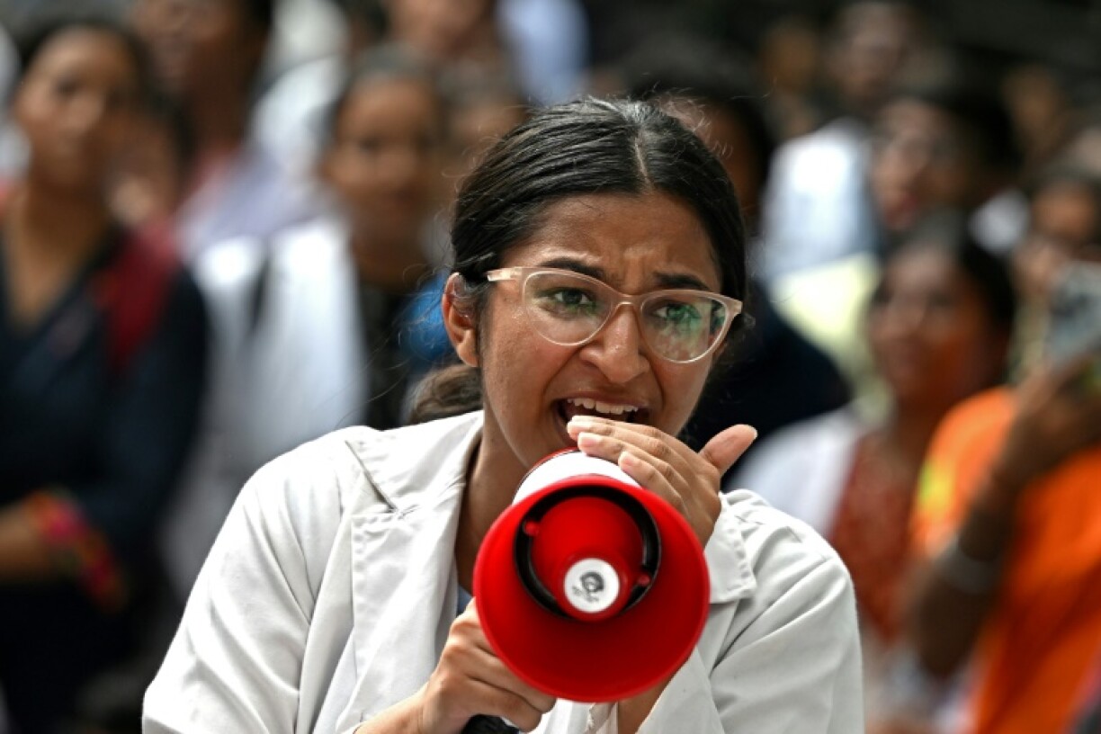 Des médecins manifestent contre le viol et le meurtre d'une jeune collègue, à New Dehli le 16 août