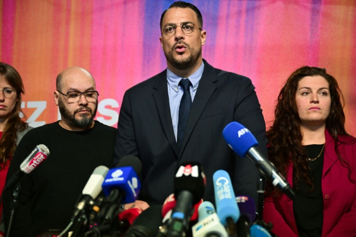 L'Insoumis Sébastien Delogu (c), candidat à la mairie de Marseille, annonce son retrait lors d'une conférence de presse à Marseille, le 17 mars 2026