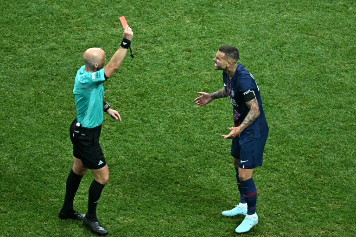 Le joueur du Paris Saint-Germain Lucas Hernandez (en bleu) reçoit un carton rouge de l'arbitre Anthony Taylor lors du match de Coupe du monde des clubs contre le Bayern de Munich à Atlanta le 5 juillet 2025.