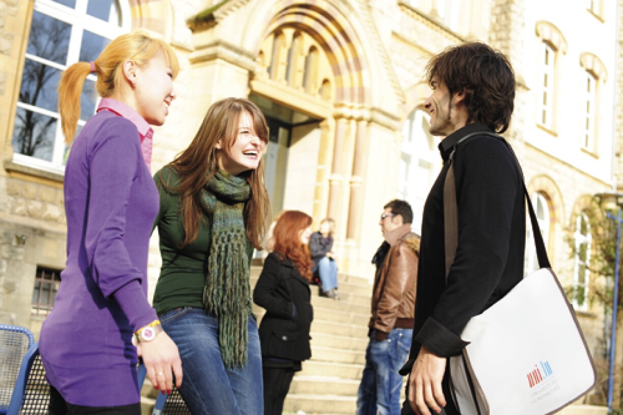 113 nations, 3 langues, 1 université