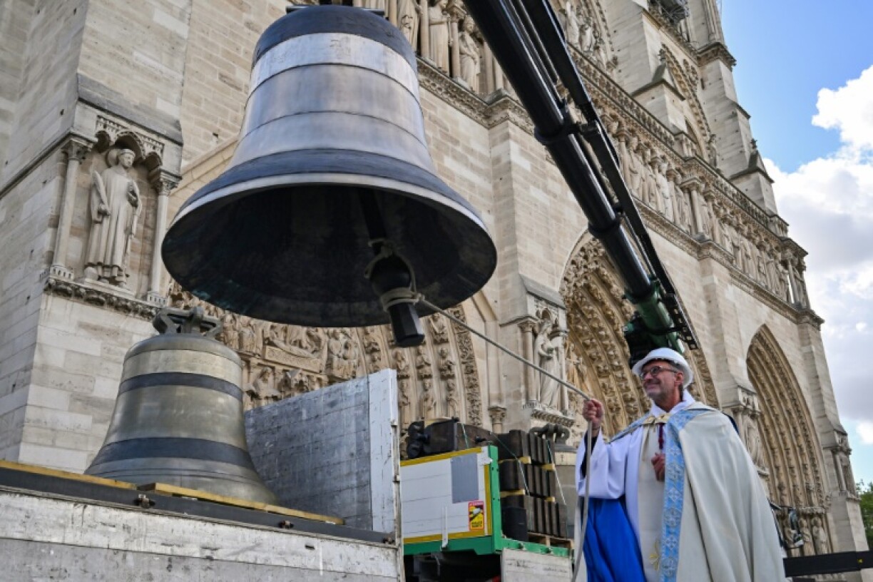 Le recteur de Notre-Dame Olivier Ribadeau Dumas bénit l'une des huit cloches de la tour Nord de la cathédrale, appelée