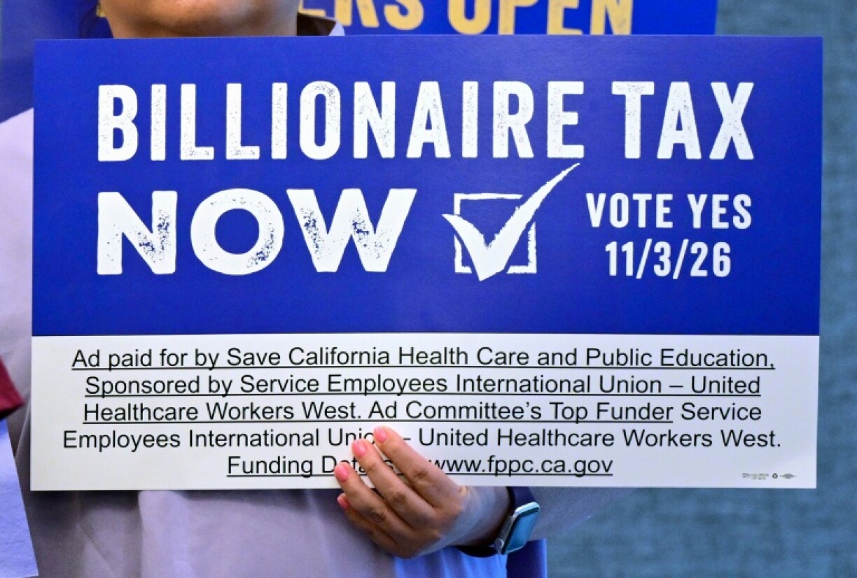 Des partisans de la taxe sur les milliadaires pour financer le système de santé en Californie, lors d'une conférence de presse à Los Angeles, le 27 avril 2026