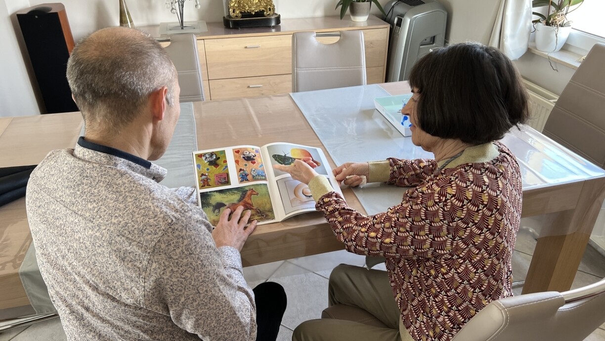 D'Eléonora an hire Jong kucke sech ëmmer rëm gären d'Konschtwierker un, déi Si virun Joren sëlwer gemoolt huet.