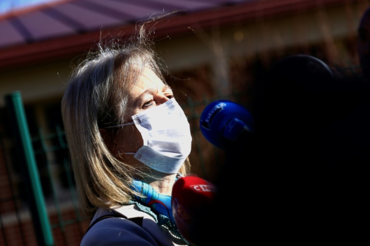 La procureure de la République d'Evreux Dominique Puechmaille devant la gendarmerie de Vexin-sur Epte, au nord de Paris, le 7 février 2022