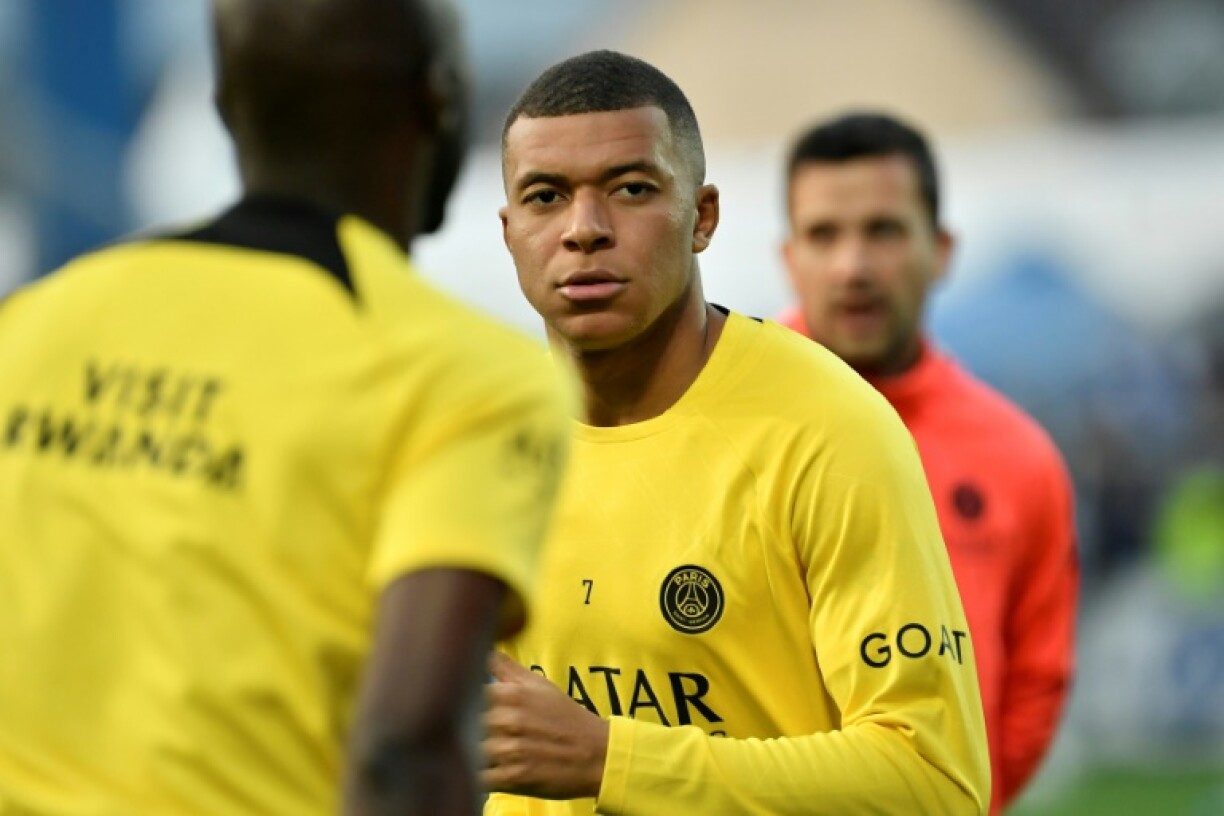 L'attaquant français du Paris Saint-Germain, Kylian Mbappé, s'échauffe avant le match de L1 contre l'AJ Auxerre, à Auxerre, le 21 mai 2023