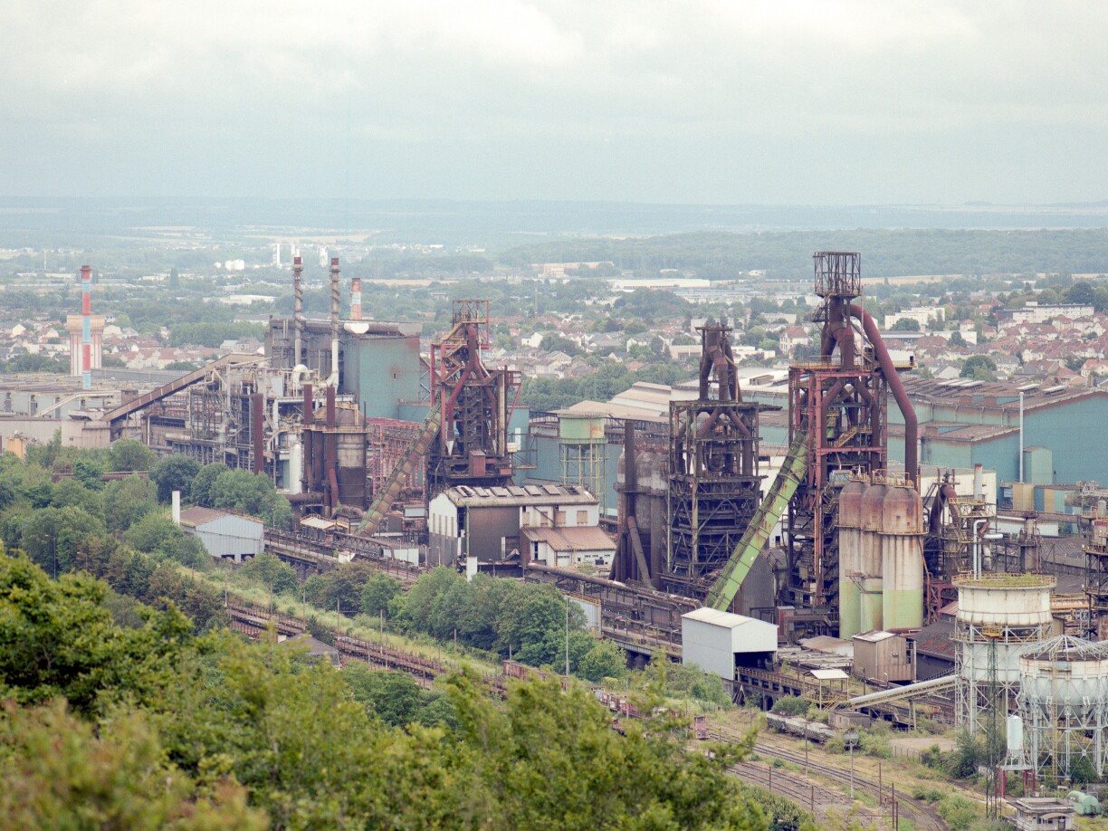 Le maire RN Fabien Engelmann brigue un troisième mandat à Hayange, et devra affronter l'opposition de gauche incarnée par Nathalie Ambrosin-Chini.