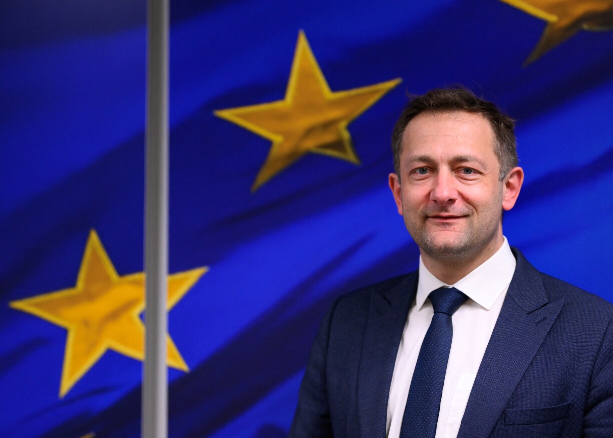 Den EU-Kommissär Christophe Hansen poséiert fir eng Foto virun engem Interview am EU-Haaptsëtz zu Bréissel den 28. Mäerz 2025.