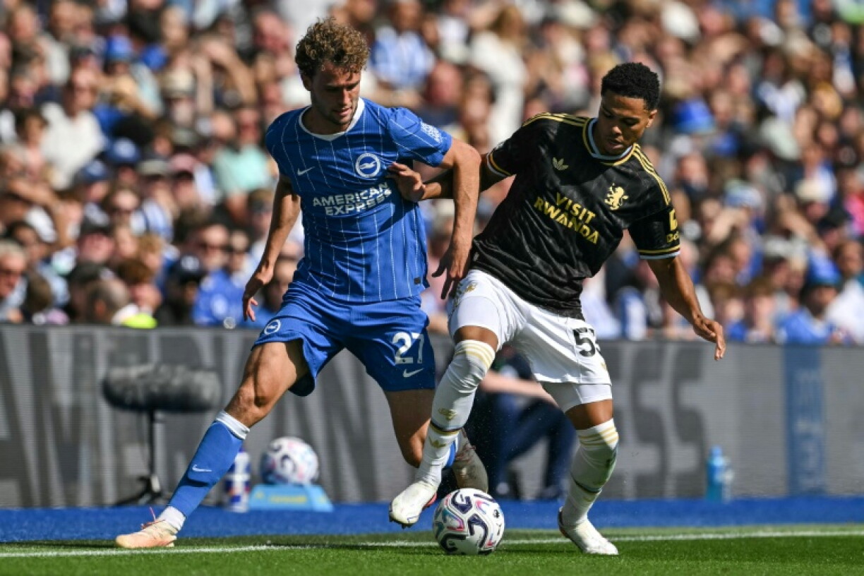 Mats Wieffer (Brighton) à gauche et George Hemmings (Aston Villa) à droite au duel lors du match de Premier League entre Brighton et Aston Villa à Brighton le 23 août 2026