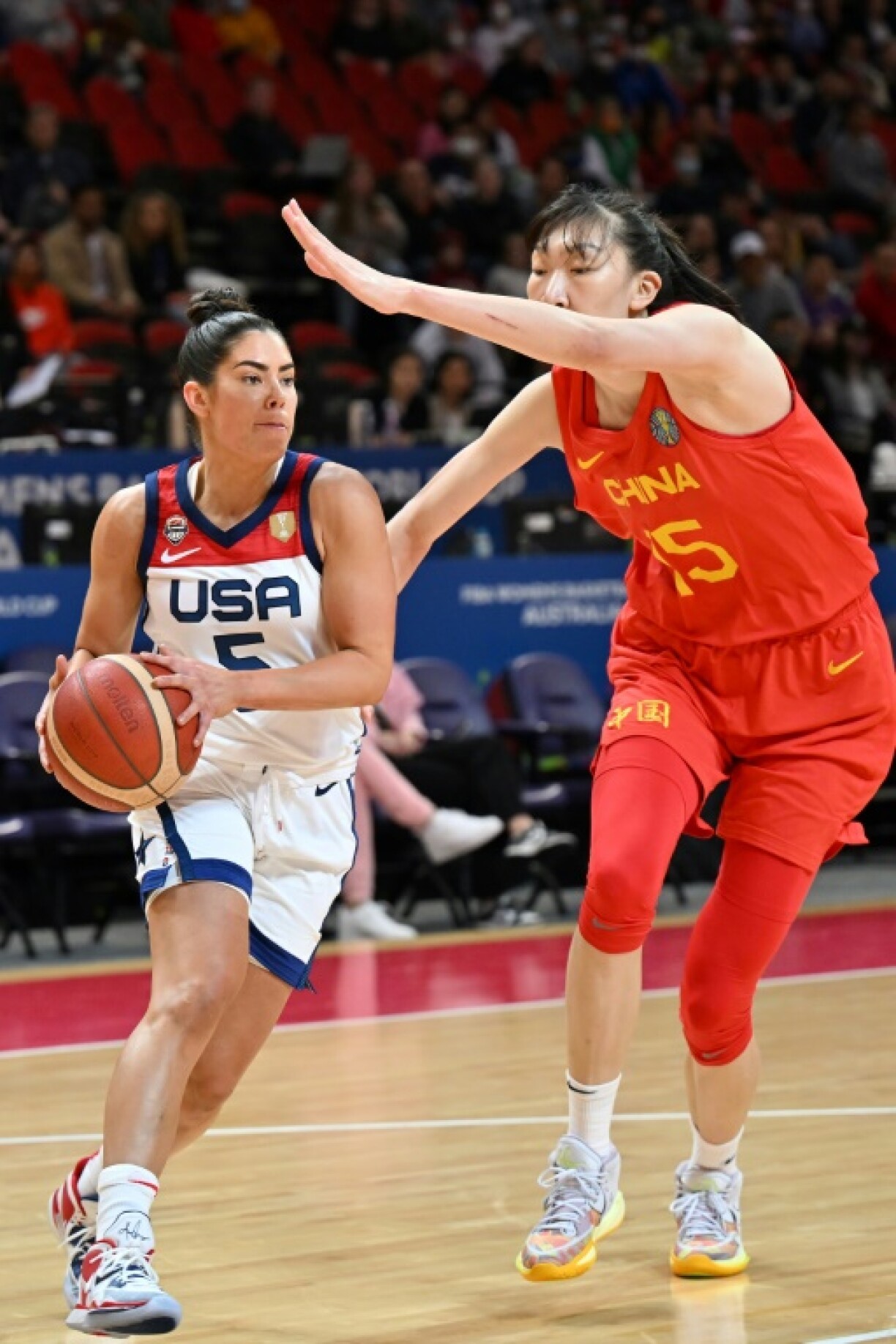 L'Américaine Kelsey Plum tente de déborder la Chinoise Han Xu lors de leur confrontation en poule à Sydney, le 24 septembre 2022