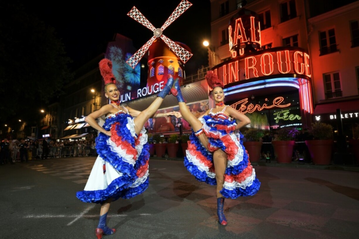 Des danseuses devant le cabaret du Moulin Rouge lors de l'inauguration de ses nouvelles ailes, le 5 juillet 2024 à Paris