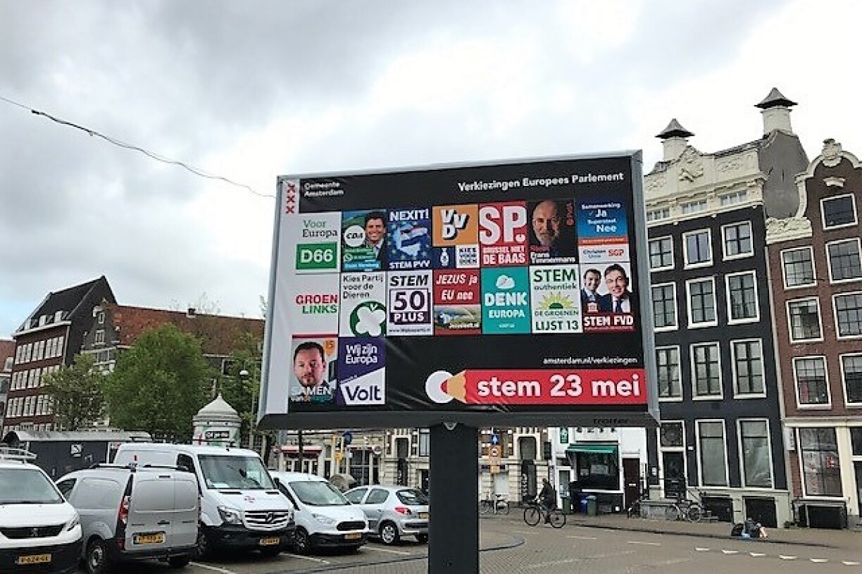 Vu à Amsterdam, des panneaux électoraux digitaux: une alternative écologique.